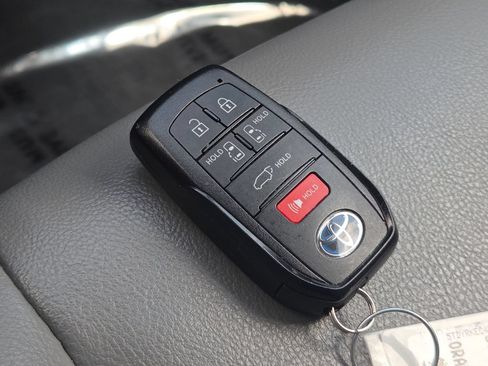 Used 2021 Toyota Sienna XLE FWD image 38