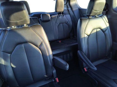 Used 2025 Chrysler Pacifica Select image 18