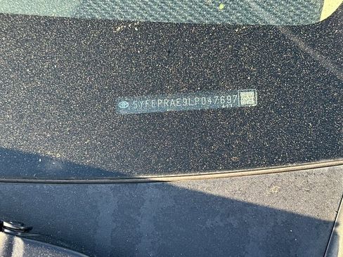 Used 2020 Toyota Corolla LE image 3