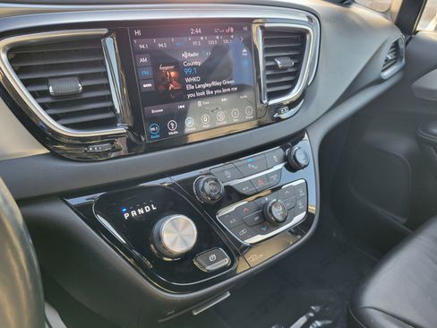 Used 2018 Chrysler Pacifica Touring-L Plus image 27