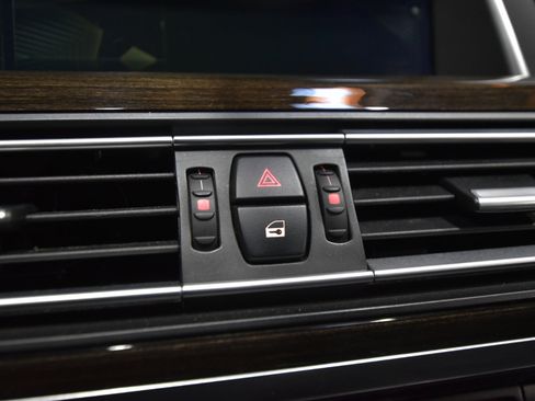 Used 2013 BMW 750i xDrive image 30