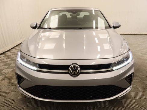 Used 2025 Volkswagen Jetta SE FWD image 4