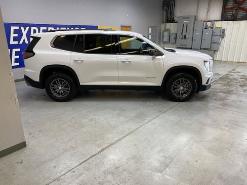 Used 2025 GMC Acadia Elevation image 8