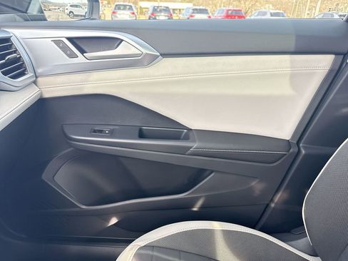 New 2025 Volkswagen Taos SE image 25