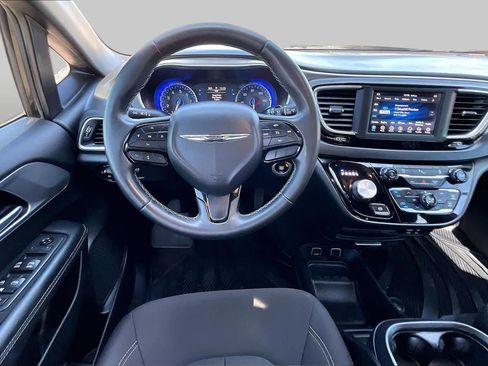 Used 2018 Chrysler Pacifica Touring Plus w/ S Appearance Package FWD image 6