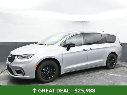 Used 2024 Chrysler Pacifica Touring-L image 9