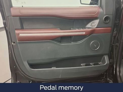 Used 2022 Ford Expedition Max Limited image 18