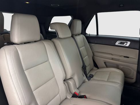 Used 2014 Ford Explorer XLT w/ Equipment Group 202A AWD/4WD image 43
