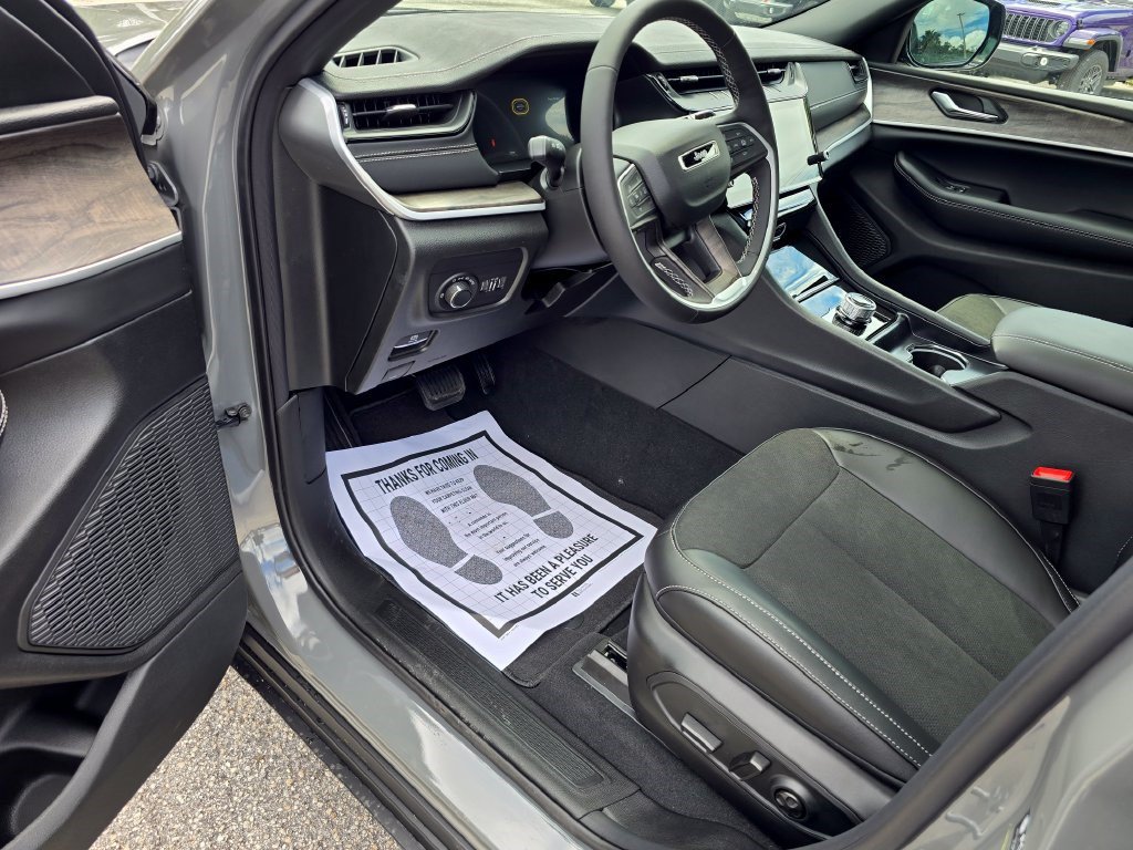 New 2027 Jeep Grand Cherokee Altitude RWD image 15