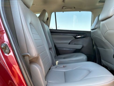 Used 2023 Toyota Highlander XLE FWD image 19