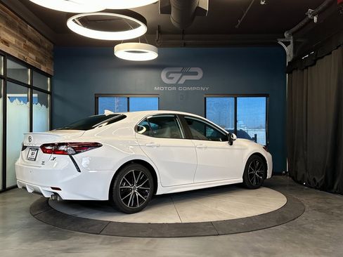 Used 2022 Toyota Camry SE image 3