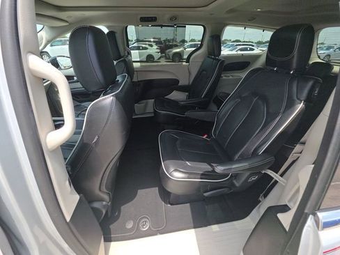 Used 2024 Chrysler Pacifica Limited FWD image 3
