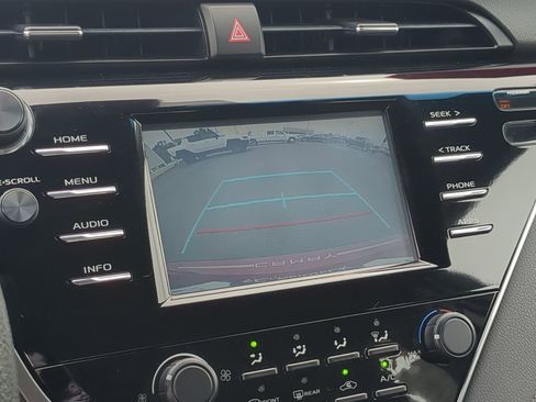 Used 2018 Toyota Camry LE FWD image 13