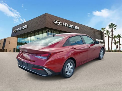 New 2025 Hyundai Elantra SE image 3