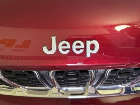 Used 2025 Jeep Grand Cherokee Laredo AWD/4WD image 14