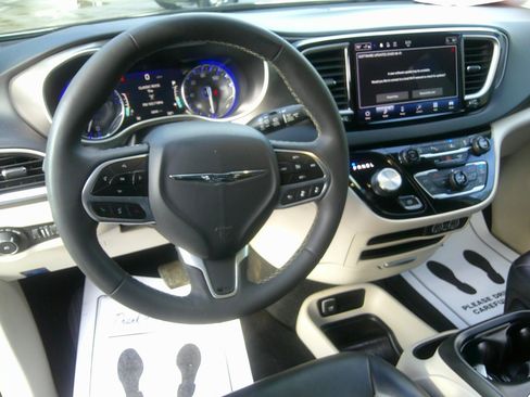Used 2024 Chrysler Pacifica Touring-L FWD image 9