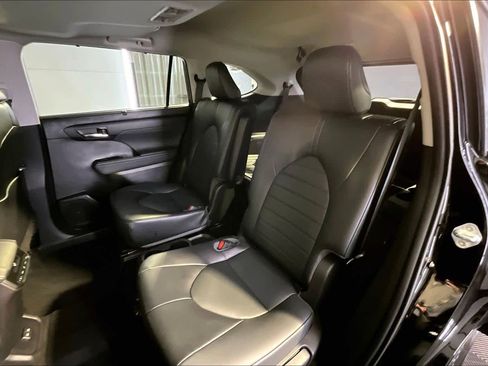 Used 2022 Toyota Highlander XLE AWD/4WD image 21