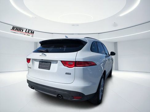 Used 2018 Jaguar F-PACE Premium image 3