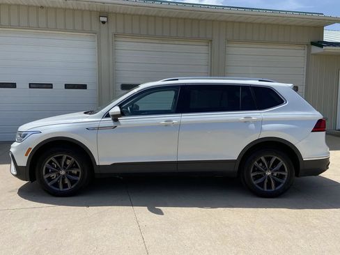 Used 2023 Volkswagen Tiguan SE w/ Panoramic Sunroof Package AWD/4WD image 4