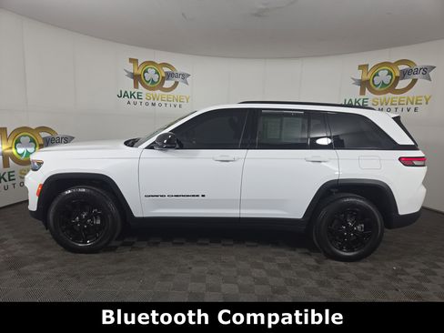 Certified 2025 Jeep Grand Cherokee Altitude image 6