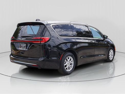 Used 2023 Chrysler Pacifica Touring-L FWD image 7