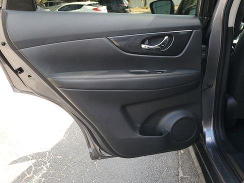 Used 2019 Nissan Rogue SV image 12