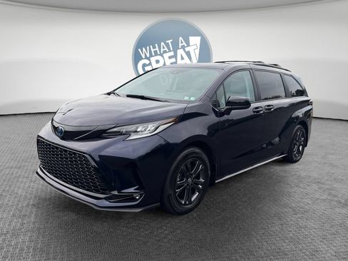 Used 2025 Toyota Sienna XSE w/ XSE Plus Package AWD/4WD image 8
