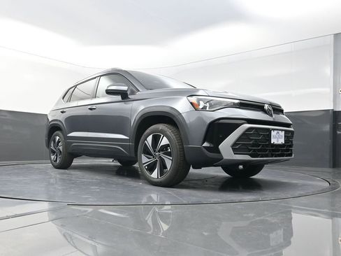 New 2026 Volkswagen Taos SE image 19