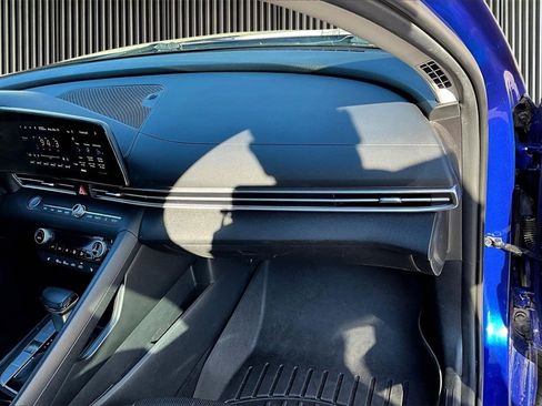 Used 2022 Hyundai Elantra Limited image 17