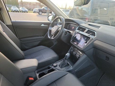 Used 2020 Volkswagen Tiguan SEL image 2