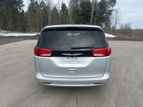Used 2024 Chrysler Voyager LX image 4