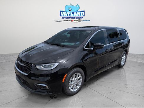 New 2026 Chrysler Pacifica Select image 3