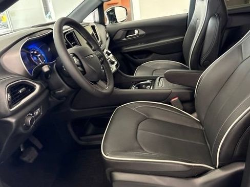 New 2027 Chrysler Pacifica Limited AWD/4WD image 13