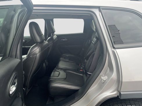 Used 2019 Jeep Cherokee Latitude Plus AWD/4WD image 23