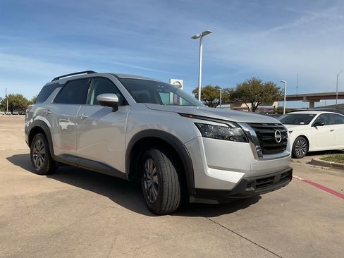 Used 2024 Nissan Pathfinder SV image 4