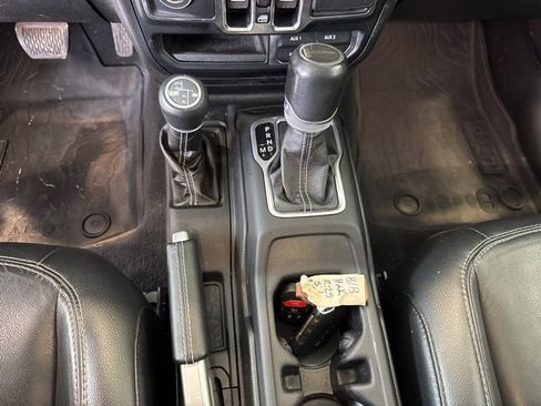 Used 2020 Jeep Gladiator Overland w/ Dual Top Group image 16