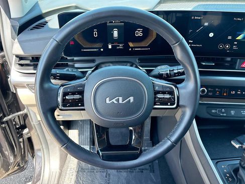 Used 2025 Kia Carnival FWD image 11