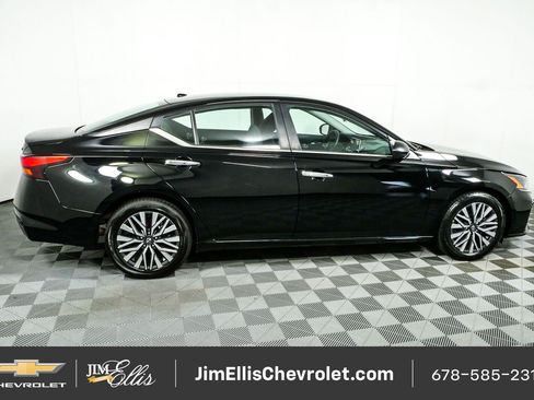 Used 2024 Nissan Altima 2.5 SV FWD image 2