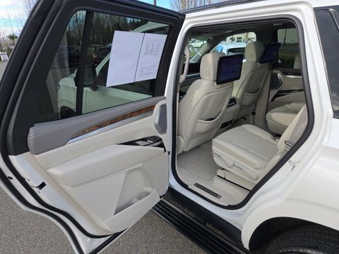 Used 2025 Cadillac Escalade Sport Platinum image 15