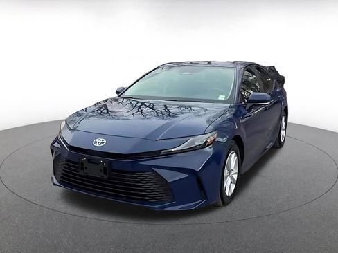 Used 2025 Toyota Camry LE image 7