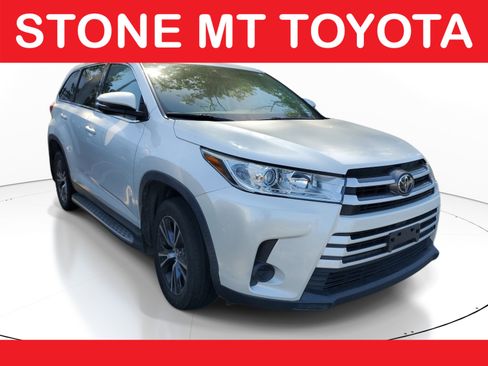 Used 2019 Toyota Highlander LE FWD image 1