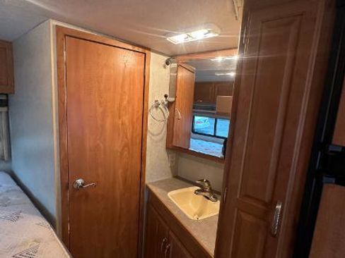 Used 2005 Ford E-450 and Econoline 450 image 11