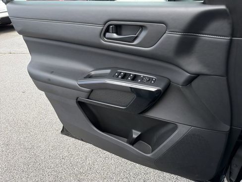 Used 2025 Nissan Pathfinder SV FWD image 17