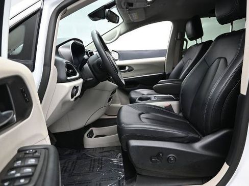 Used 2024 Chrysler Pacifica Touring-L FWD image 20