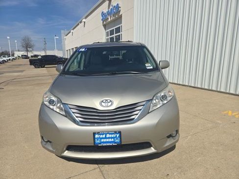 Used 2015 Toyota Sienna XLE image 3