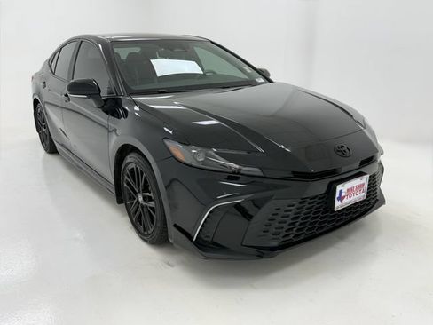 Used 2025 Toyota Camry SE FWD image 2