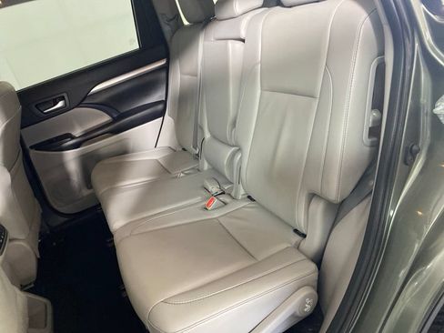 Used 2019 Toyota Highlander XLE AWD/4WD image 14