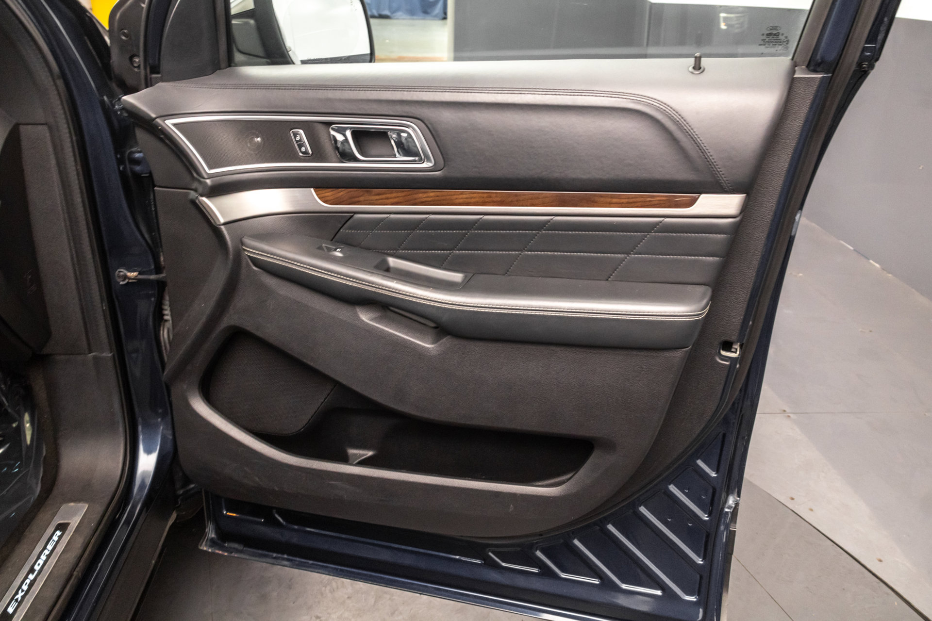Used 2017 Ford Explorer Platinum AWD/4WD image 43