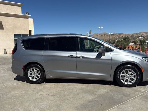 Used 2021 Chrysler Pacifica Touring-L FWD image 6