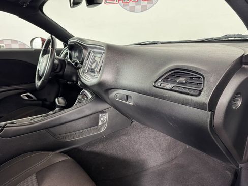 Used 2021 Dodge Challenger SXT w/ Driver Convenience Group RWD image 11